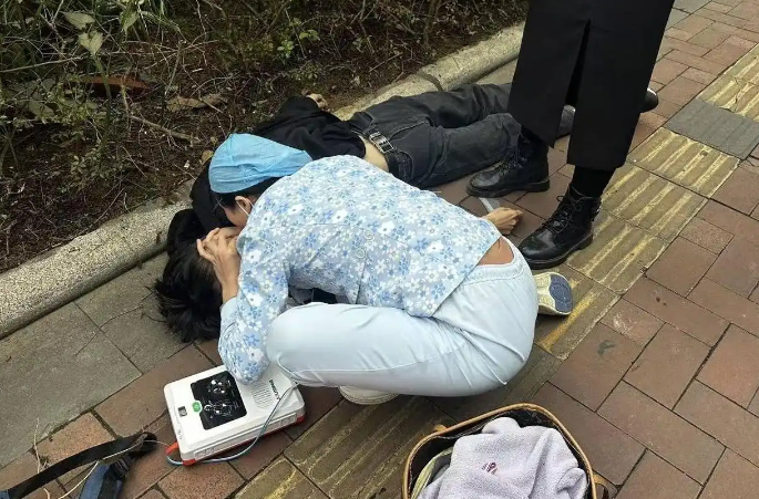 男子突发心梗，穗华口腔护士长用AED开启“生死救援”